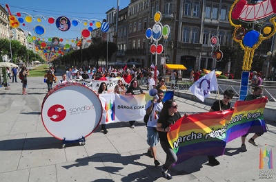 “Pelas famílias arco-íris: contra a invisibilidade, o preconceito e a discriminação”